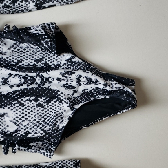 Women's Long Sleeve Snake Print Zipper Cut-Out Rash Guard Swimsuit. - Picture 6 of 11